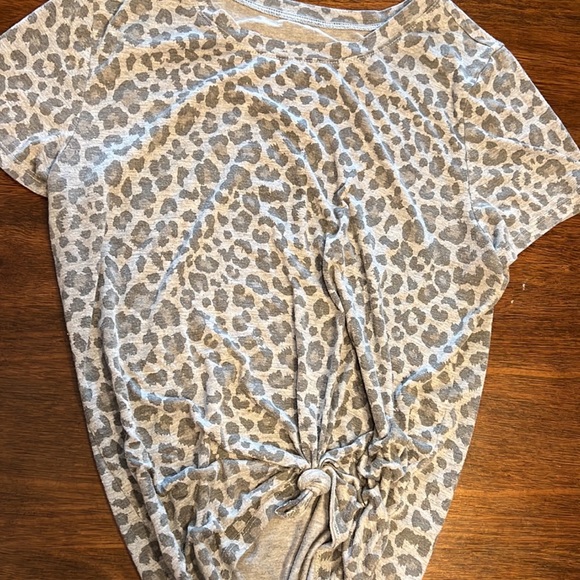 Gray leopard tie front tee! 🤍🖤🐆 - Picture 1 of 3